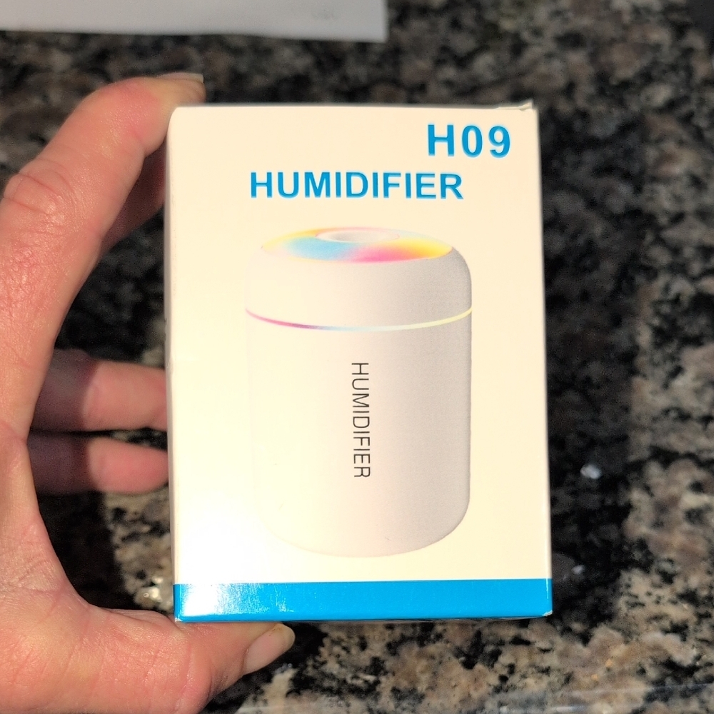 H09 White Humidifier